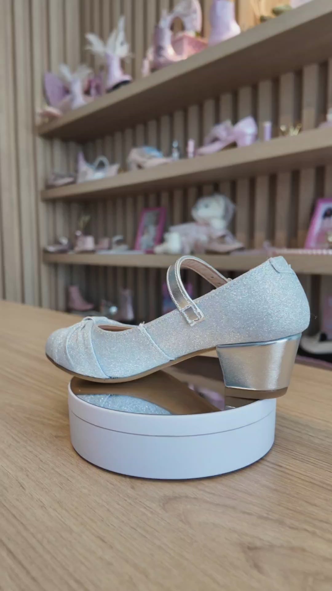 Tacón plata elegante para niña con correa - cómodo y resistente | Jakuna