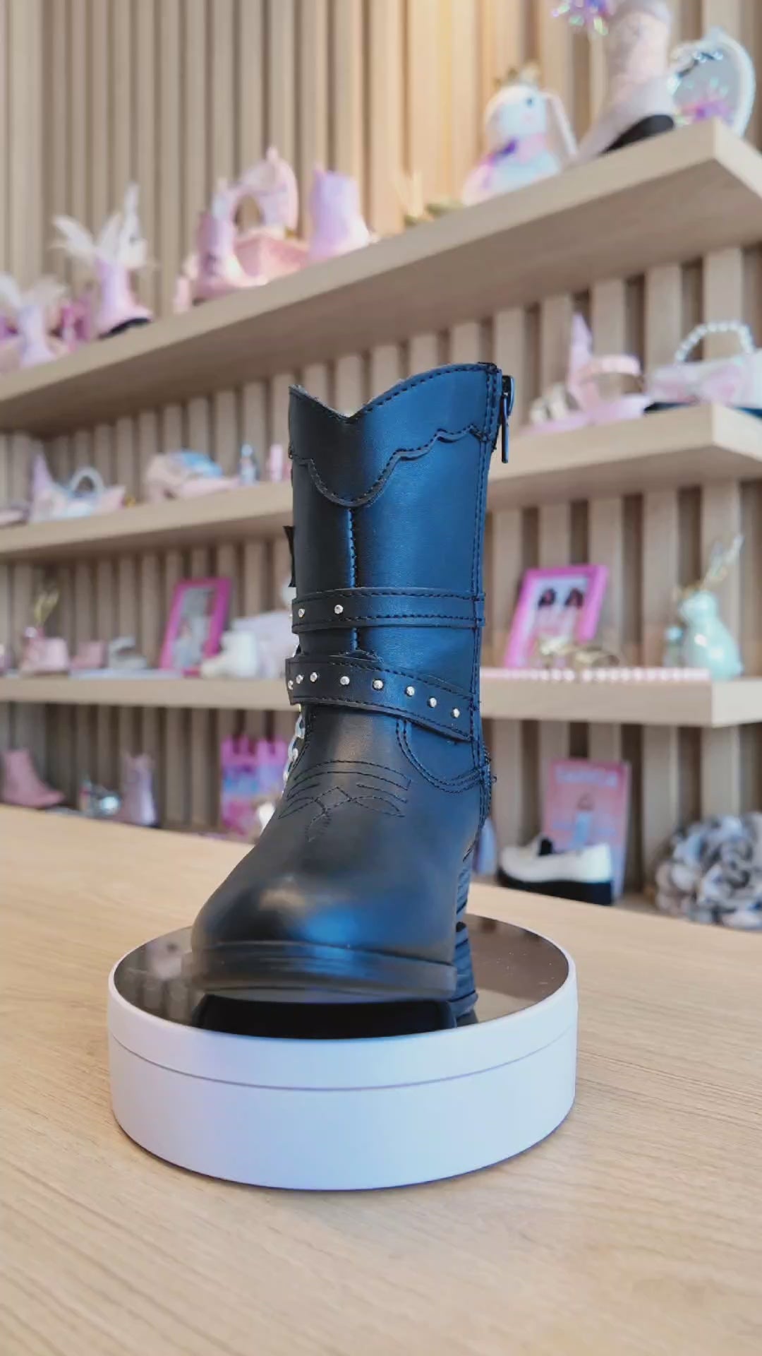 Bota negra con estrella para niña - cómoda y resistente | Jakuna